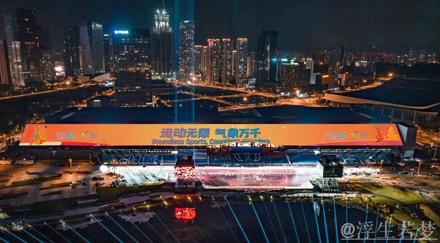 “巨型红车”抵达成都 世界运动会即将启幕 “巨型红车”抵达成都 世界运动会即将启幕